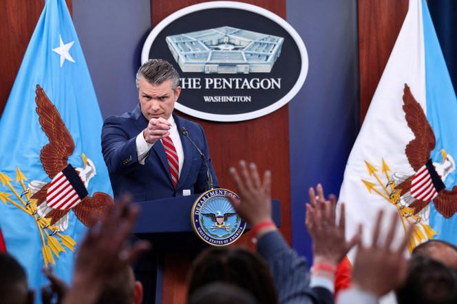 Le secrétaire américain à la défense, Pete Hegseth, lors d’une conférence de presse sur la guerre en Iran, au Pentagone, à Washington, le 5 mai 2026. 