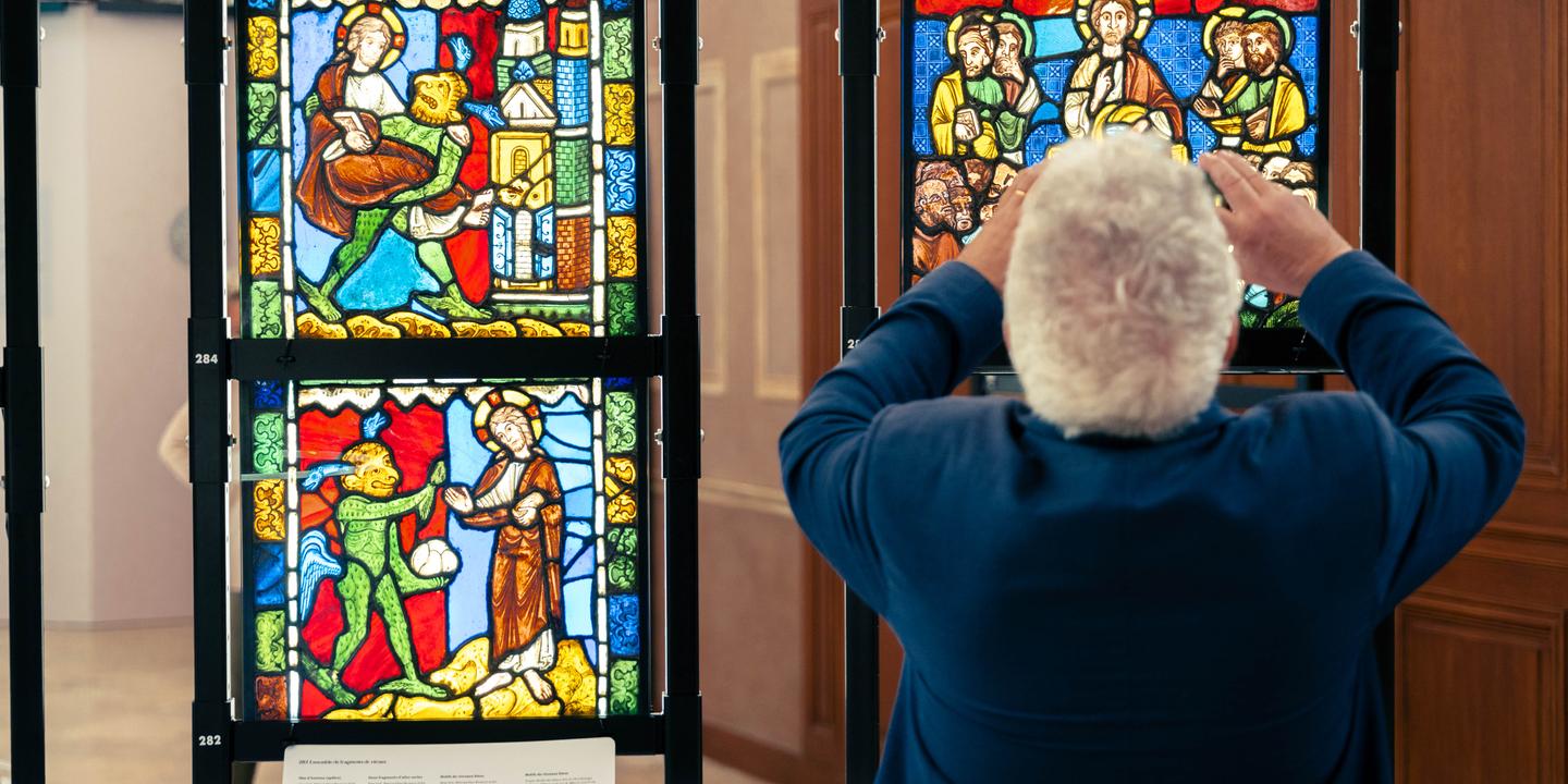 À Troyes, la réapparition d'un ensemble précieux de vitraux du XIIe siècle