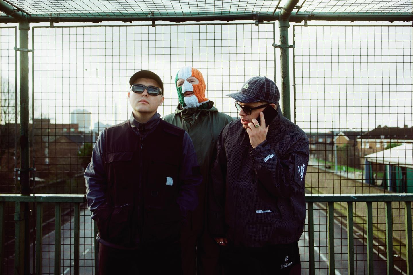 Kneecap, le groupe de rap de Belfast, publie un remarquable troisième album, « Fenian »