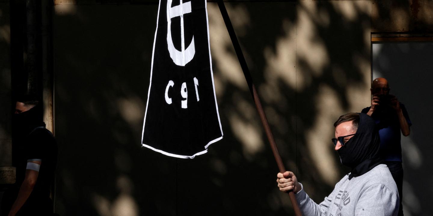 Le succès des défilés du 9 mai révèle l'union des néofascistes