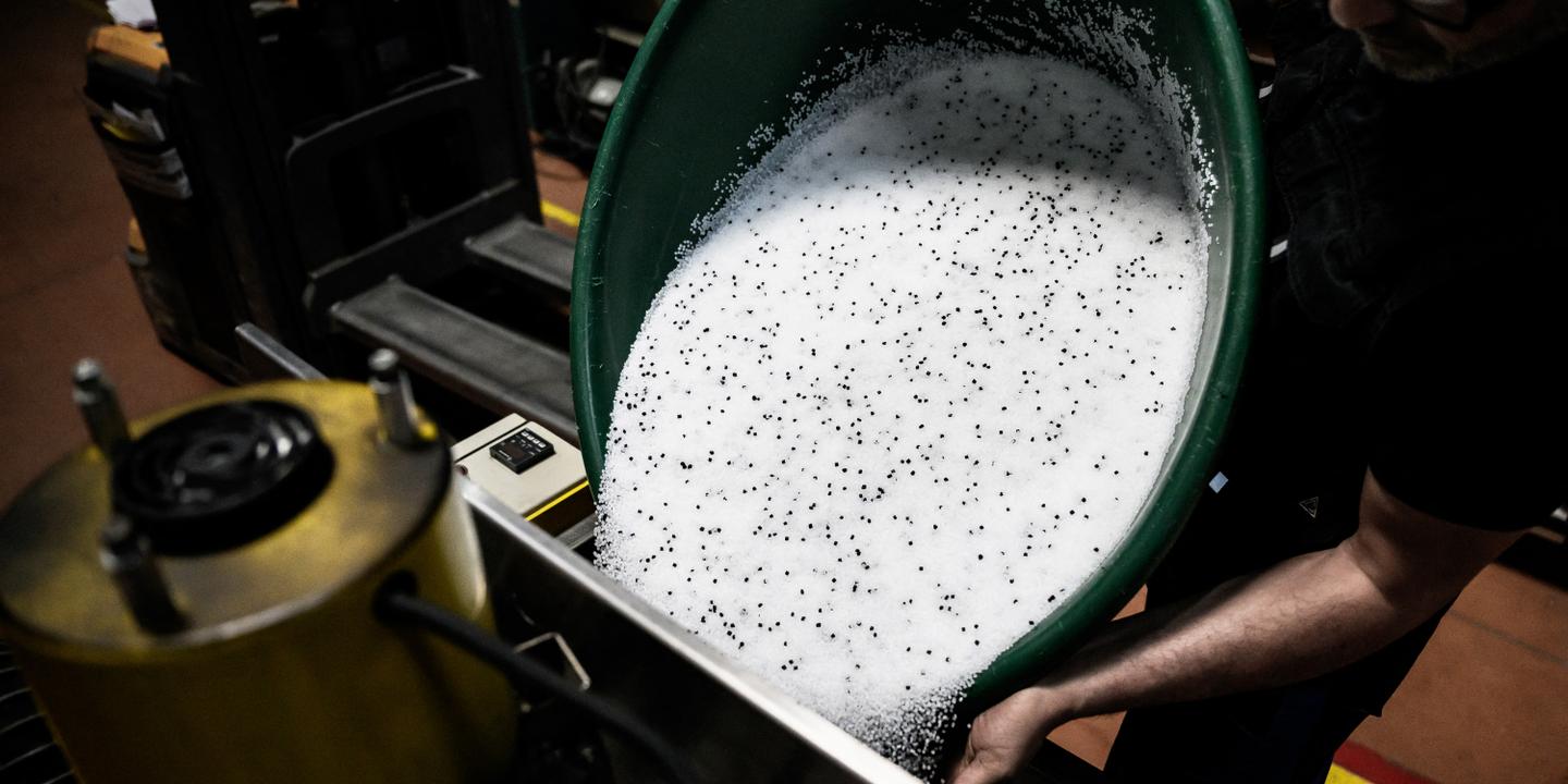 Dans l’Ain, la « vallée du plastique » voit ses prix augmenter et son approvisionnement se compliquer avec le conflit au Moyen-Orient