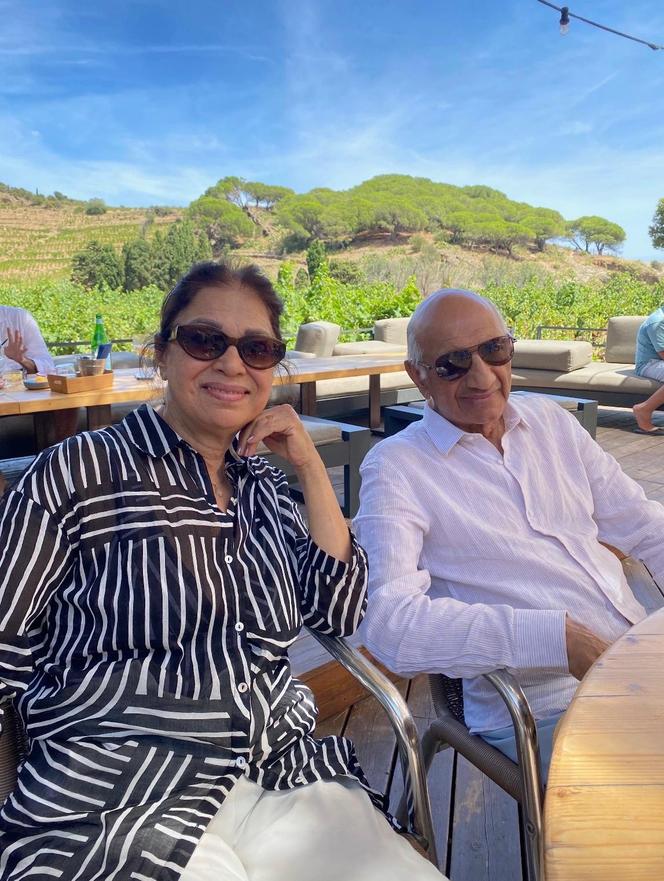 Manije Khalili Kangarani Farahani et son époux, à Argelès-sur-Mer (Pyrénées-Orientales), en juillet 2025.