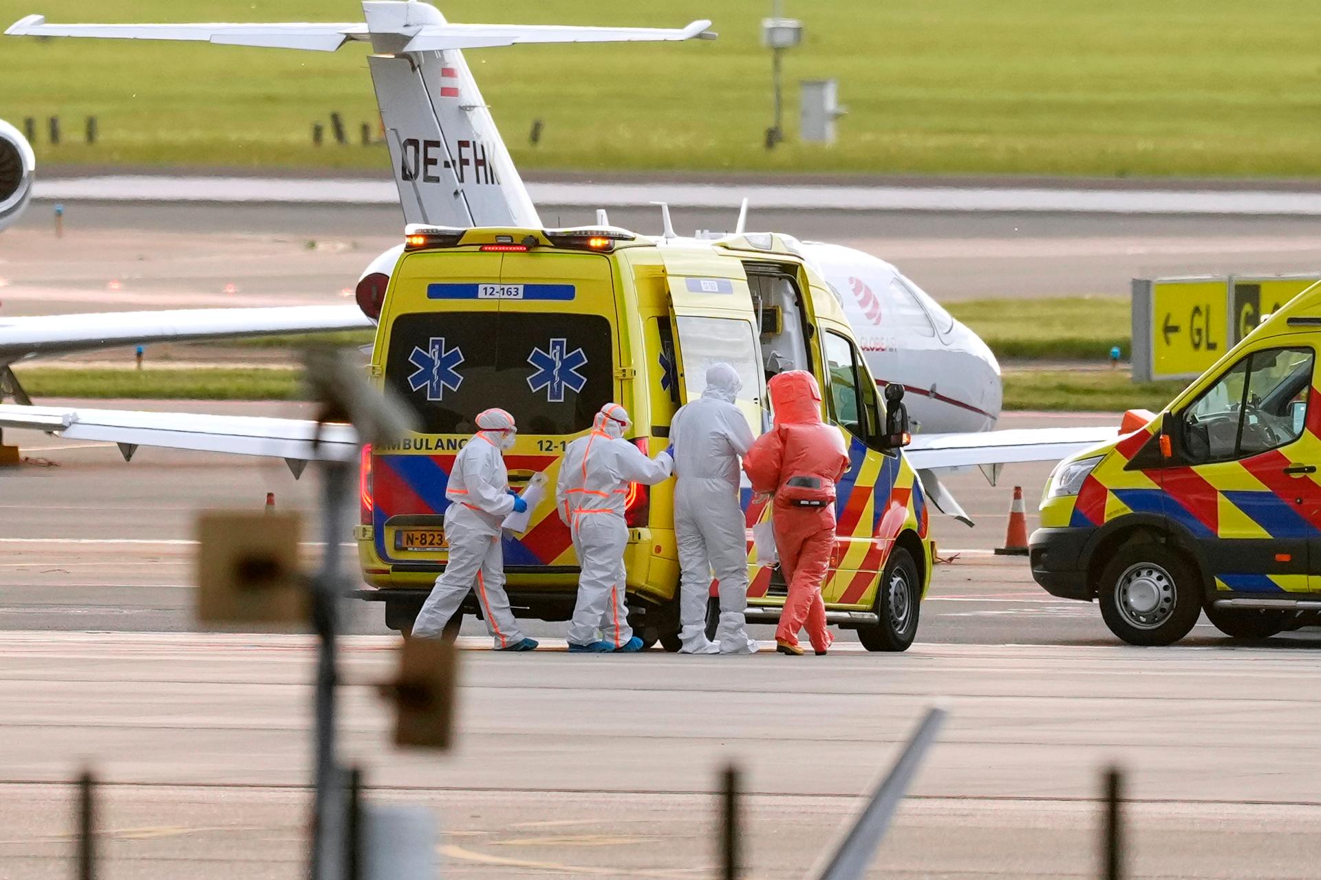Du personnel médical accueille l’un des malades évacués du paquebot « Hondius », à son arrivée à l’aéroport d’Amsterdam, le 6 mai 2026.