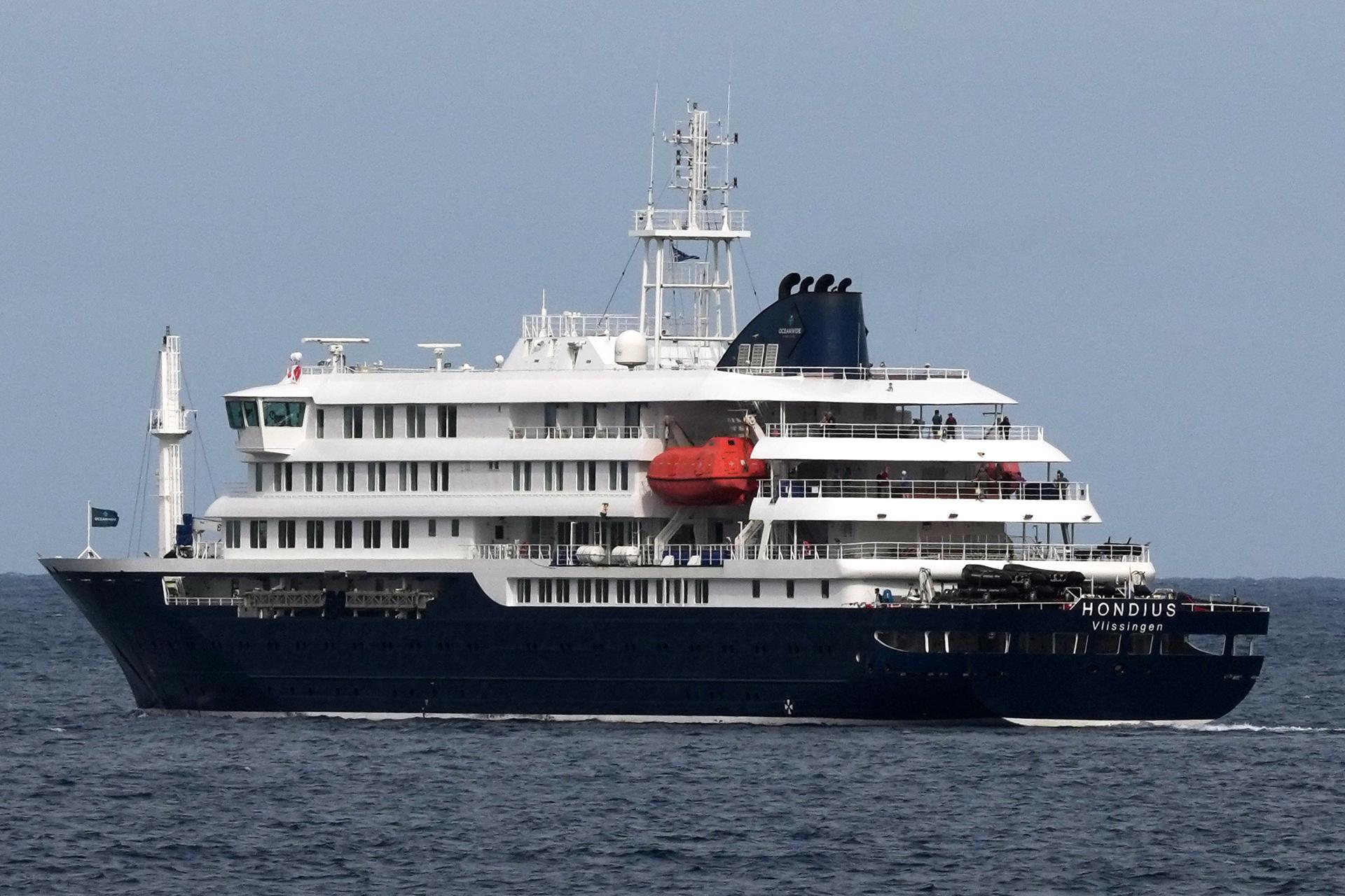 Le paquebot MV « Hondius », au large du port de Praia, la capitale du Cap-Vert, le 6 mai 2026.