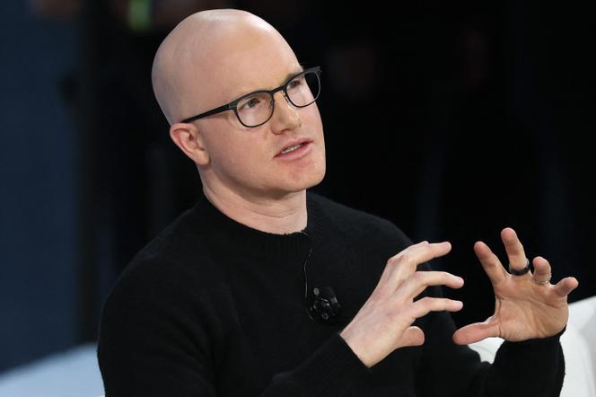 Brian Armstrong, PDG de Coinbase, lors du DealBook Summit 2025 du « New York Times », au Jazz at Lincoln Center, à New York, le 3 décembre 2025.