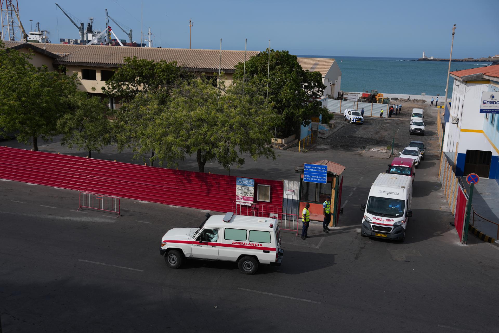 Une ambulance évacue des passagers du paquebot MV « Hondius » vers l’aéroport de Praia, au Cap-Vert, le 6 mai 2026.