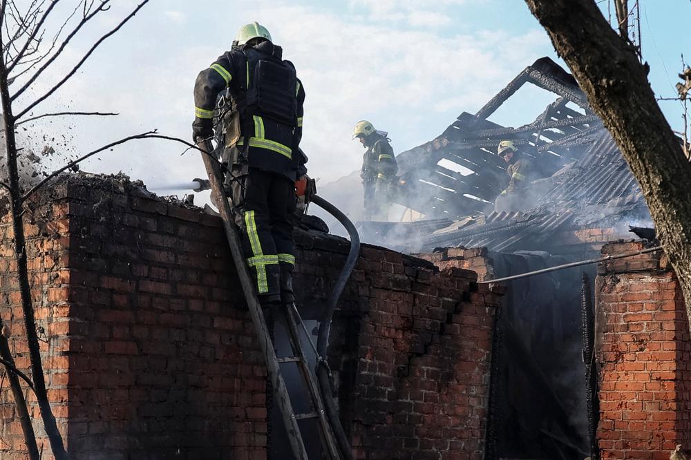 Des secouristes interviennent sur le site d’une maison détruite par une frappe de drone russe, à Kharkiv (Ukraine), le 6 mai 2026. - VYACHESLAV MADIYEVSKYY/REUTERS