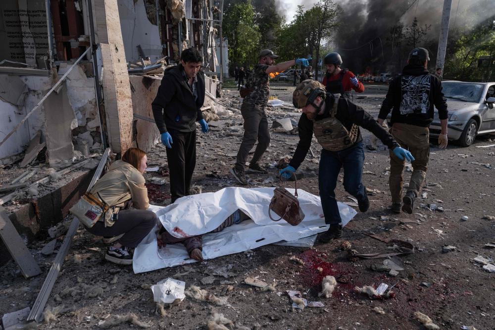 Une victime tuée par une frappe aérienne russe à Kramatorsk, dans le nord de l’oblast de Donetsk, le 5 mai 2026. - IRYNA RYBAKOVA/SERVICE DE PRESSE DE LA 93E BRIGADE MÉCANISÉE INDÉPENDANTE KHOLODNYI YAR  VIA AFP