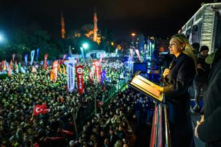 Le 18 mars 2026, Dilek Imamoglu, épouse d’Ekrem Imamoglu, s’adresse aux milliers de personnes rassemblées dans le parc de Saraçhane, à Istanbul, pour soutenir son époux, incarcéré depuis un an.