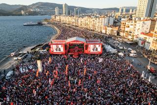 Le 19 mai 2025, dans la ville d’Izmir, Ozgür Ozel, président du CHP, le parti d’Ekrem Imamoglu, prend la parole devant les manifestants venus soutenir le maire d’Istanbul.