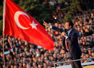 Le 17 avril 2019, Ekrem Imamoglu, fraîchement élu maire d’Istanbul, s’adresse à ses partisans devant l’hôtel de ville.