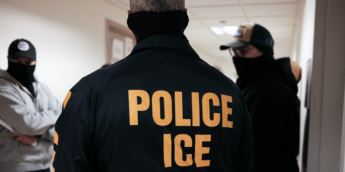 New York : la police de l'immigration sommée de se démasquer