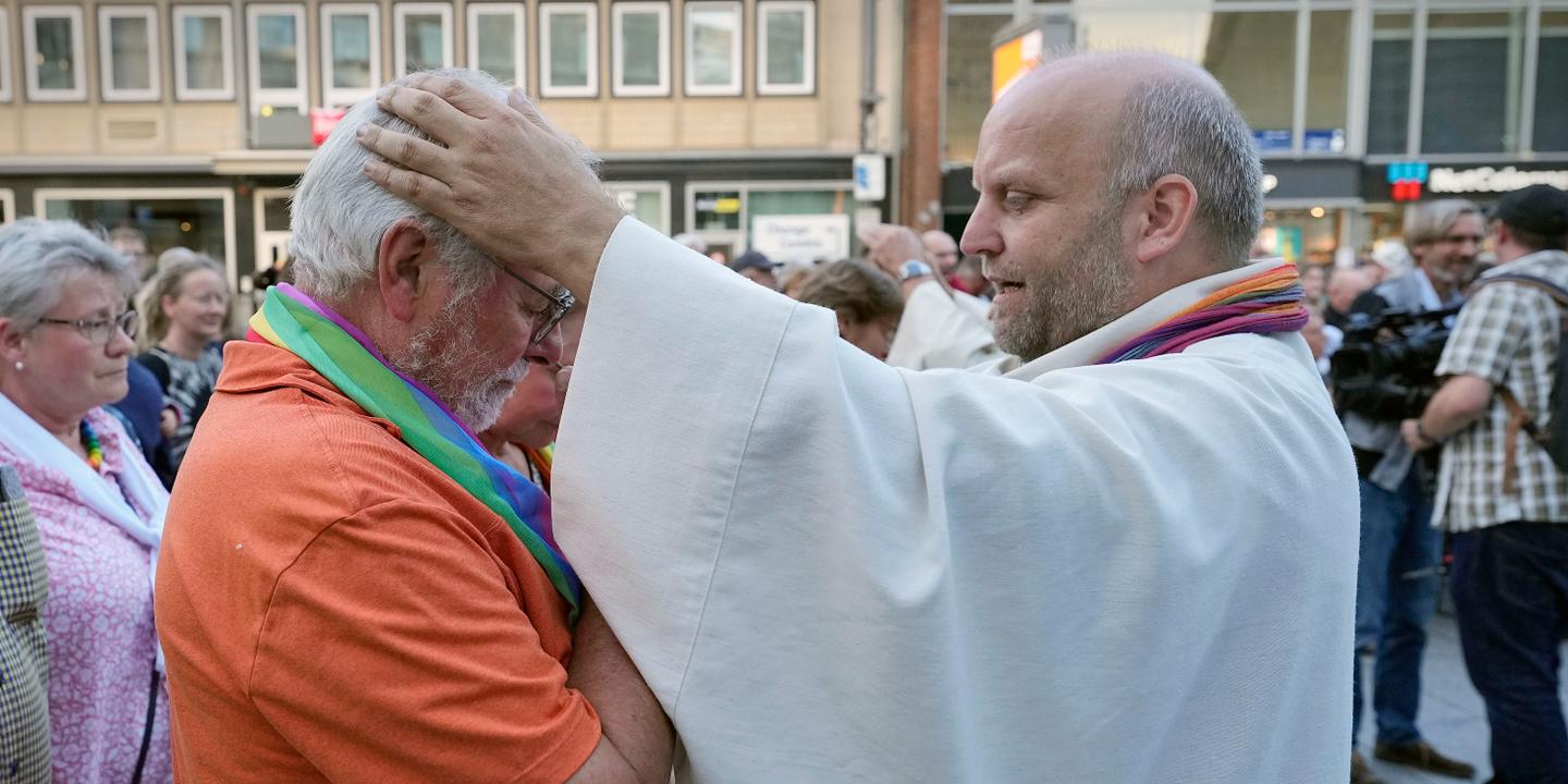 Le Vatican rappelle à l'ordre l'Église allemande sur la bénédiction des couples homosexuels