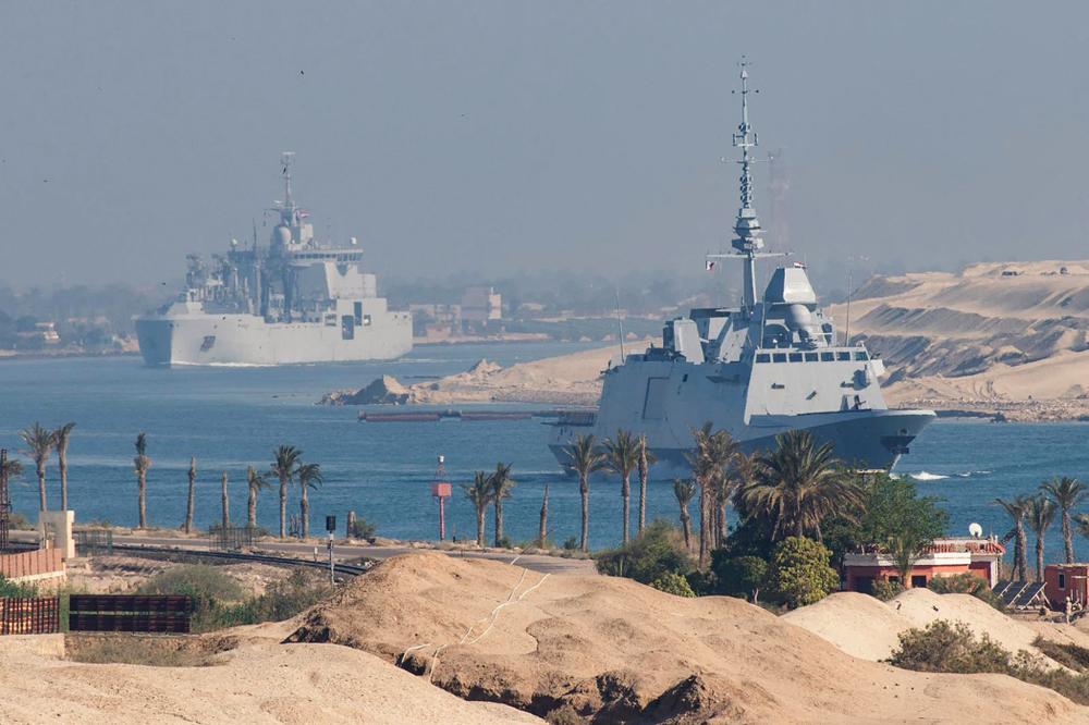 Anije luftarake që i përkasin grupit të sulmit të transportuesve të Marinës Franceze kalojnë Kanalin e Suezit për të arritur në Detin e Kuq jugor në përgatitje për një mision të mundshëm për të rivendosur lundrimin në Ngushticën e Hormuzit, 6 maj 2026. - MARINË FRANCEZE / AFP