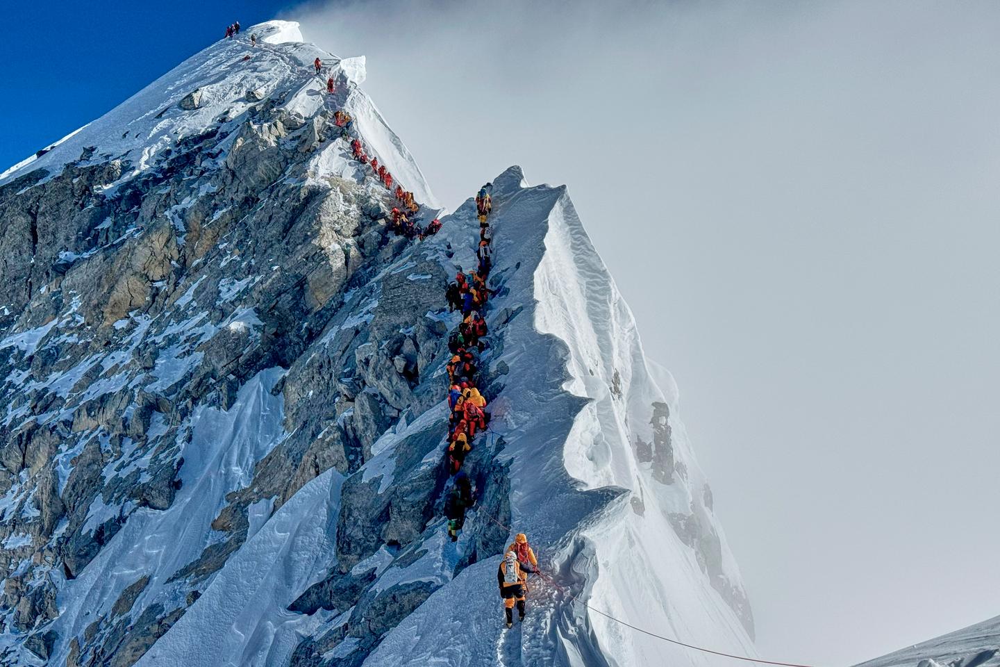 Le Népal délivre un nombre record de permis pour l’ascension de l’Everest, suscitant des inquiétudes sur la sécurité et la gestion du flux d’alpinistes