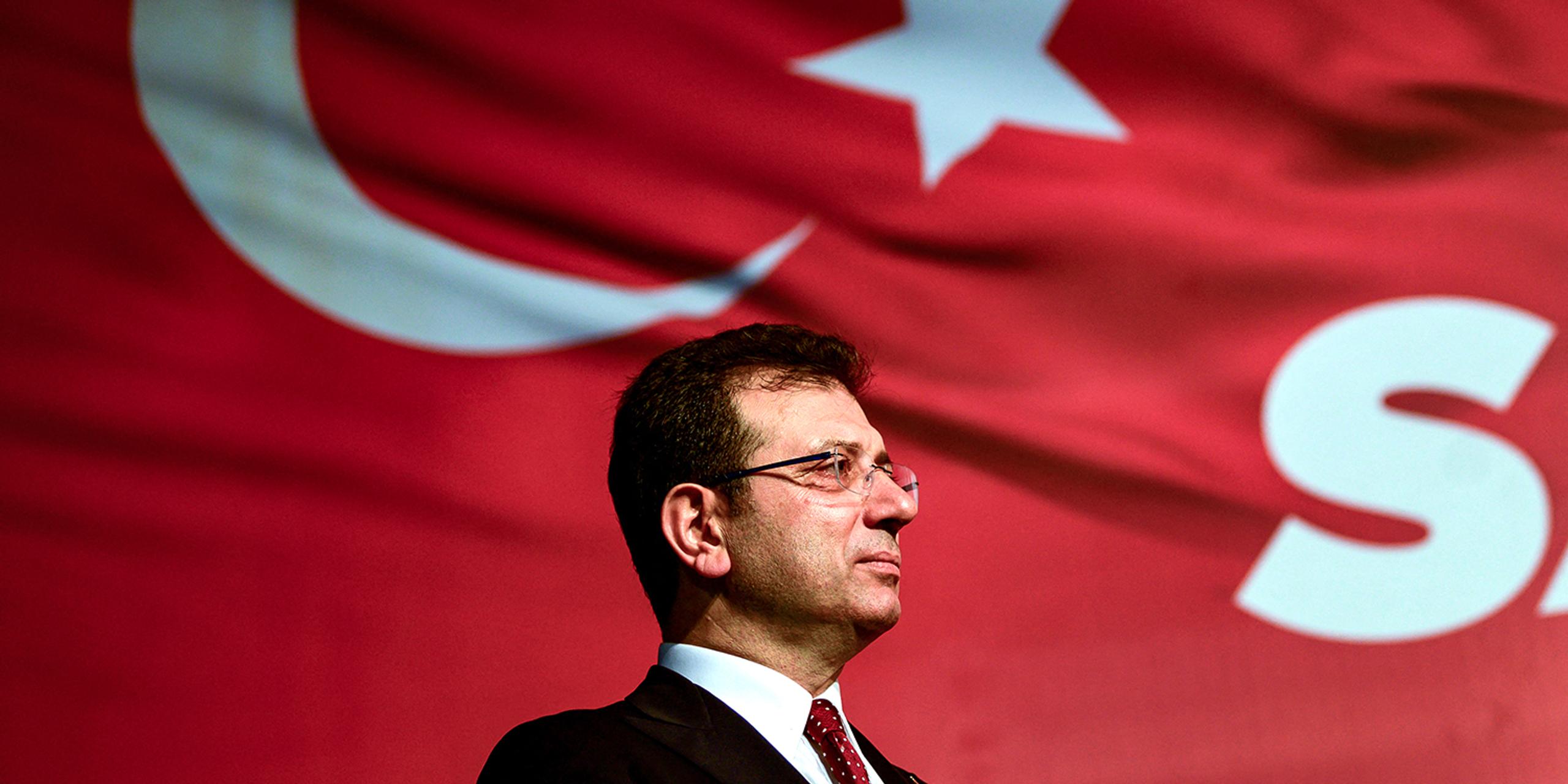 Jugé depuis mars, le maire d’Istanbul Ekrem Imamoglu, opposant numéro un à Erdogan, dénonce, de sa prison, « l’autocratie qui a fabriqué ce procès inéquitable »
