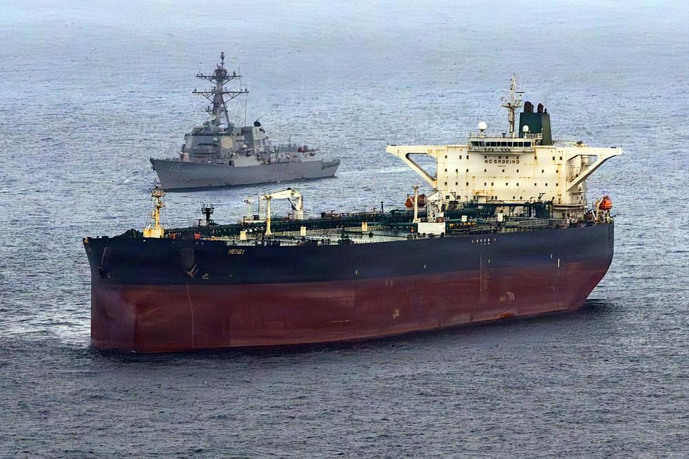 Cette photo fournie par la marine américaine et publiée le 8 mai 2026 montre le destroyer USS « Rafael-Peralta » mettant en place un blocus maritime contre le pétrolier battant pavillon iranien « Herby » alors que ce dernier tentait de se diriger vers un port iranien, le 24 avril 2026. - - / AFP