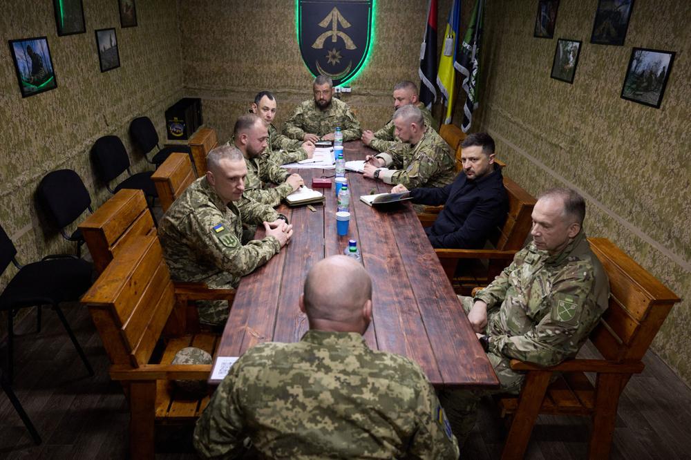 Volodymyr Zelensky participe à une rencontre avec des militaires dans un lieu tenu secret de la région de Dnipropetrovsk, le 8 mai 2026. - SERVICE DE PRESSE PRÉSIDENTIEL UKRAINIEN VIA AFP