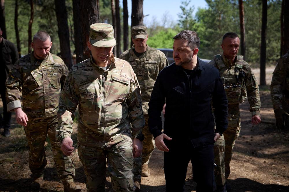 Le chef des forces armées ukrainiennes, Oleksandr Syrsky, et le président ukrainien, Volodymyr Zelensky, lors d’une visite du front dans l’oblast de Dnipro (Ukraine), le 8 mai 2026. - SERVICE DE PRESSE DE LA PRÉSIDENCE UKRAINIENNE VIA REUTERS