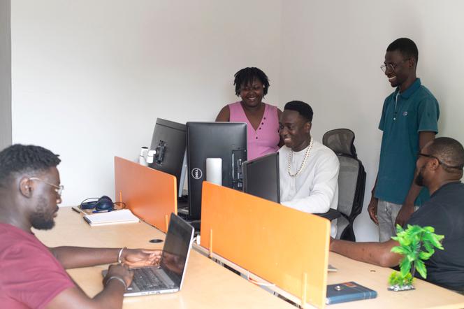 Kara Diaby, avec l’équipe de la start-up Techshelter, pour laquelle il développe actuellement une application mobile destinée à faciliter la gestion de la communauté des repats, à Abidjan (Côte d’Ivoire), le 10 mars 2026.