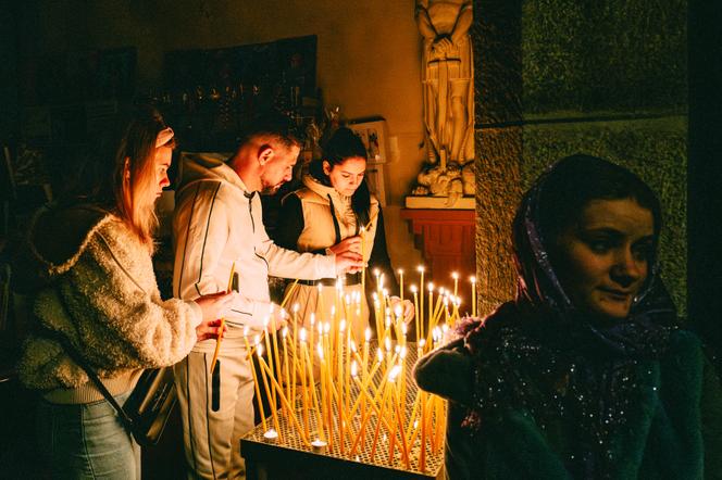 Des fidèles orthodoxes roumains assistent à la célébration de Pâques, dans la chapelle Notre-Dame-des-Vertus, à Loudéac (Côtes-d’Armor), le 11 avril 2026. - JEAN-MATTHIEU GAUTIER POUR « LE MONDE »