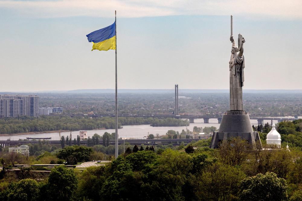 Le drapeau ukrainien près du Monument de la Mère-Patrie à Kiev, le 8 mai 2026. - THOMAS PETER/REUTERS