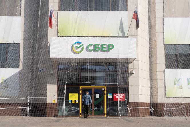Un filet anti-drones recouvre l’entrée d’une agence bancaire de la Sberbank, à Belgorod, à la frontière avec l’Ukraine, en Russie, le 12 mars 2026.