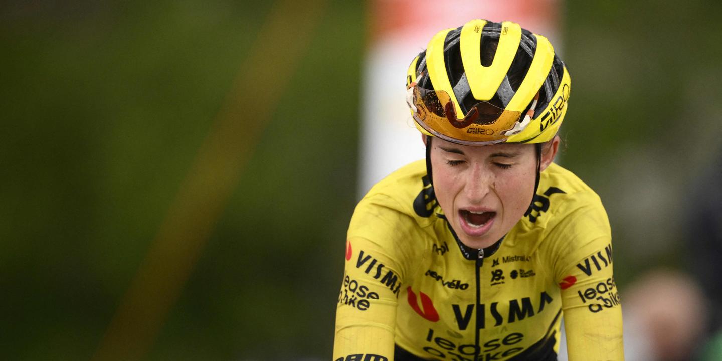 Marion Bunel sur le podium de la Vuelta féminine remportée par Paula Blasi