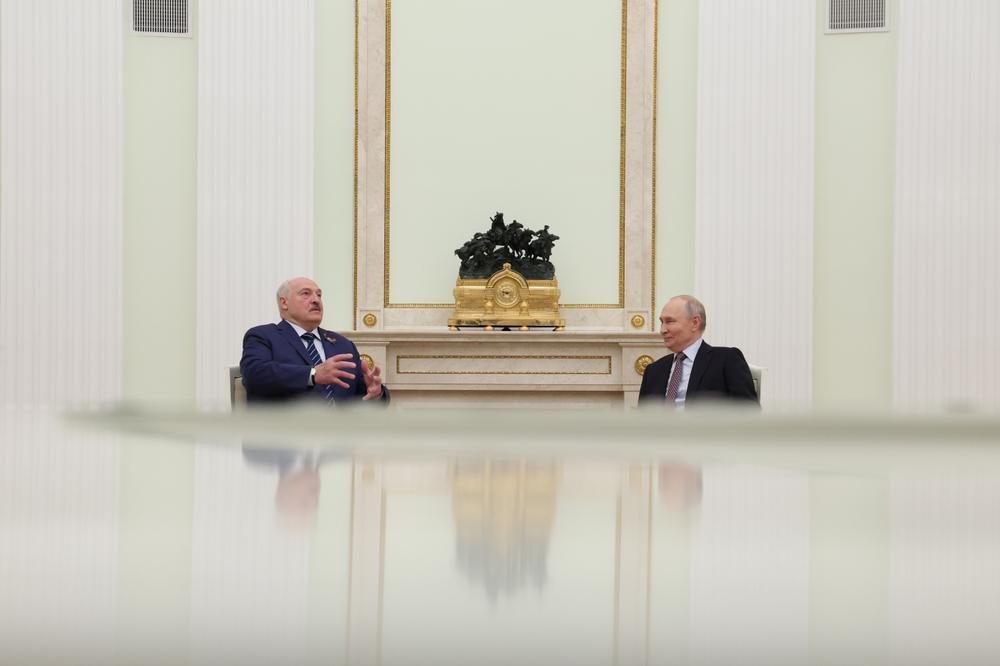 Le président Biélorusse, Alexander Lukashenko, et son homologue russe, Vladimir Poutine, lors d’un entretien au Kremlin à Moscou, le 8 mai 2026. - RAMIL SITDIKOV/AP