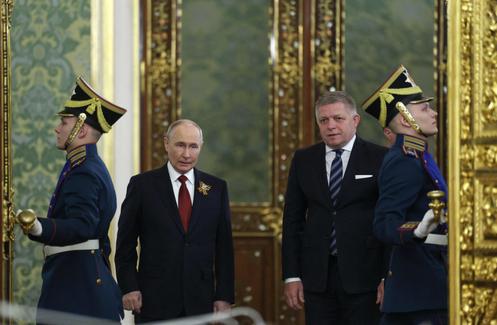 Le président russe Vladimir Poutine et le Premier ministre slovaque Robert Fico assistent à une réunion à Moscou le 9 mai 2026.