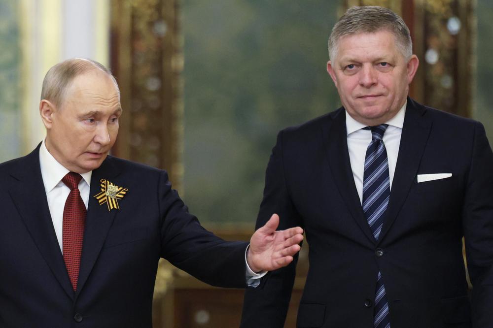 Le président russe, Vladimir Poutine, accueille le premier ministre slovaque, Robert Fico, au Kremlin, à Moscou, le 9 mai 2026. - RAMIL SITDIKOV / AP