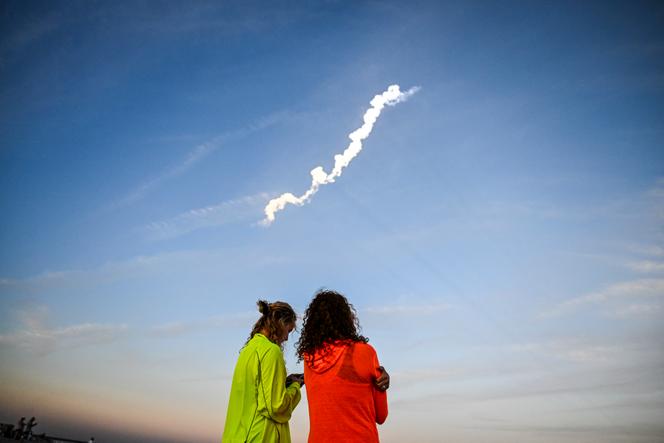 Lors du lancement d’une fusée Falcon 9 de SpaceX transportant 21 satellites Starlink de deuxième génération depuis le Space Launch Complex 40 du Centre spatial Kennedy de la NASA, à Cocoa Beach, en Floride, le 27 février 2023. 