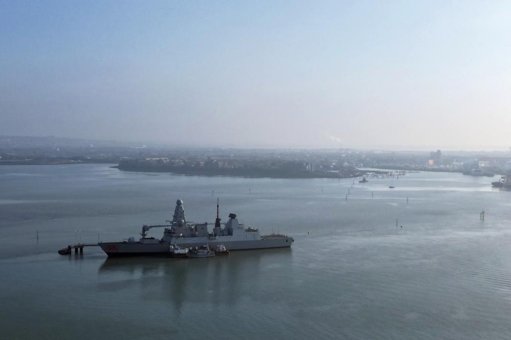 Le destroyer de la Royal Navy « Dragon », au large de la base navale de Portsmouth (Royaume-Uni), le 4 mars 2026. - JUSTIN TALLIS/AFP