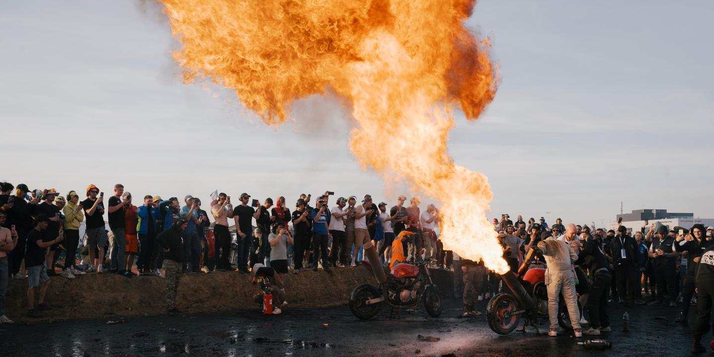 GP de France Moto : flammes géantes et pétarade au camping bleu du Mans