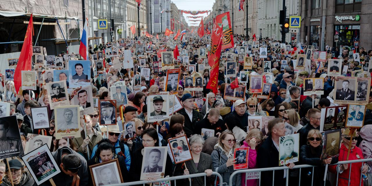 A view of the Immortal Regiment procession in central St. Petersburg on Victory Day, May 9.