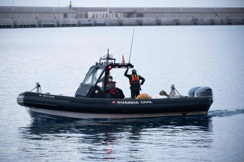 Un bateau de la garde civile espagnole patrouille alors que le MV « Hondius » est arrivé au port de Granadilla de Abona, à Tenerife, en Espagne, le 10 mai 2026. 