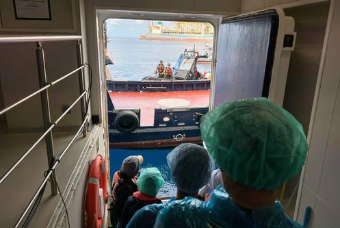 Lors du débarquement des passagers du navire de croisière MV « Hondius », aux Canaries, le 10 mai 2026.