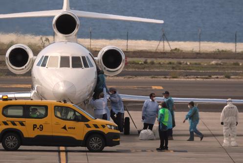 Des passagers embarquent à bord d’un avion affrété par le gouvernement français après avoir débarqué du navire de croisière MV « Hondius », à l’aéroport de Tenerife, aux Canaries (Espagne), le 10 mai 2026.