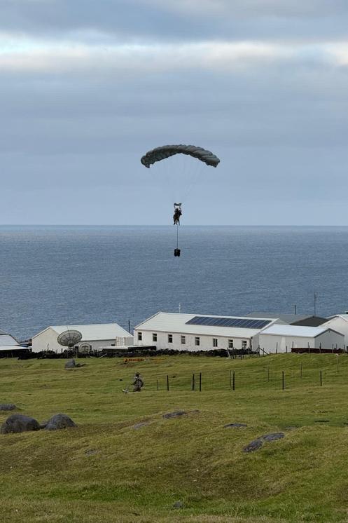 Des parachutistes et des personnels médicaux de l’armée britannique parachutés sur sur l’île Tristan da Cunha, le  9 mai 2026.