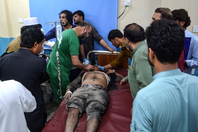 Une victime blessée reçoit des soins à l’hôpital après un attentat à la voiture piégée à Bannu, au Pakistan, le 10 mai 2026.