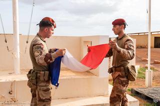 Des soldats de la mission « Barkhane » plient un drapeau français dans une installation militaire, dont l’emplacement n’a pas été révélé, alors que le retrait des forces françaises bat son plein et que les troupes quittent les dernières bases au Mali (photo prise le 11 août 2022).