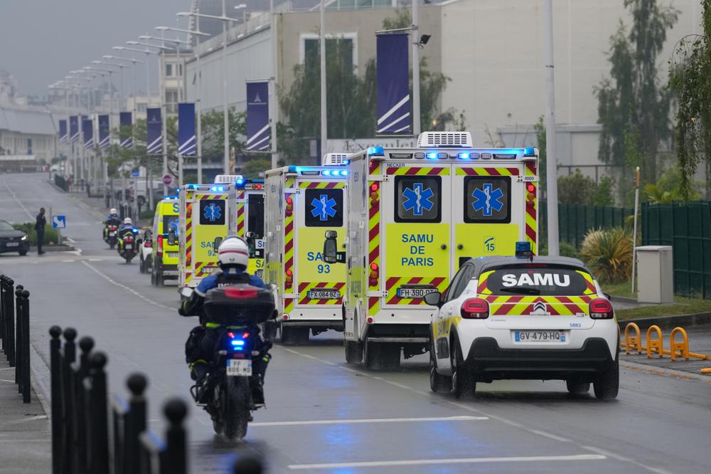 Des ambulances transportant des patients évacués du navire MV « Hondius », quittent l’aéroport du Bourget (Seine-Saint-Denis), le 10 mai 2026. - THIBAULT CAMUS/AP