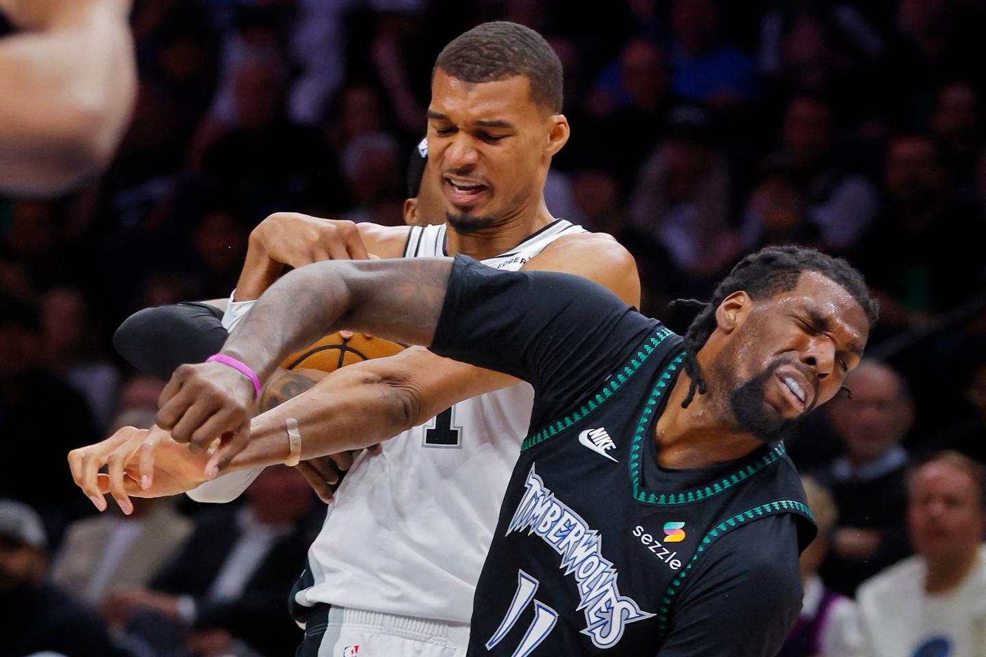 Playoffs : Victor Wembanyama exclu pour un coup de coude, les Spurs s’inclinent chez les Timberwolves qui égalisent dans la série
