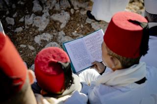 Lecture de prières en araméen, par les samaritains, sur le mont Garizim, le 7 mai 2026.