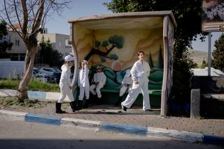 Des enfants samaritains vêtus de blanc pour Pâques, à Kiryat Luza, le 30 avril 2026.