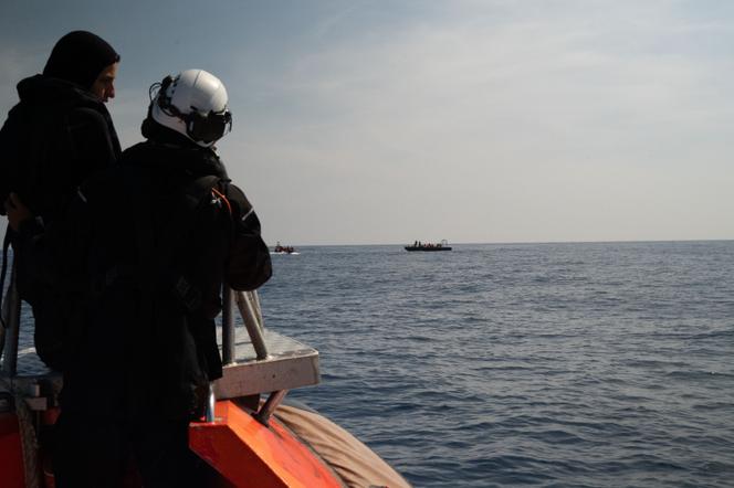 L’équipage du navire de sauvetage pour migrants « Sea-Watch 5 » battant pavillon allemand, en Méditerranée, le 11 mai 2026.