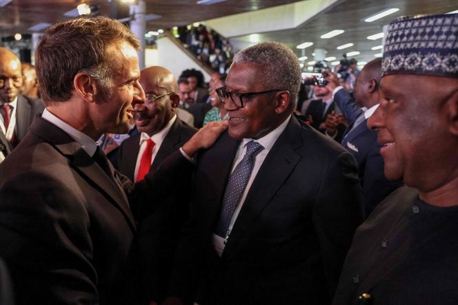 Emmanuel Macron et Aliko Dangote, homme d’affaires nigérian, lors du sommet Africa Forward, à Nairobi (Kenya), le 11 mai 2026. 