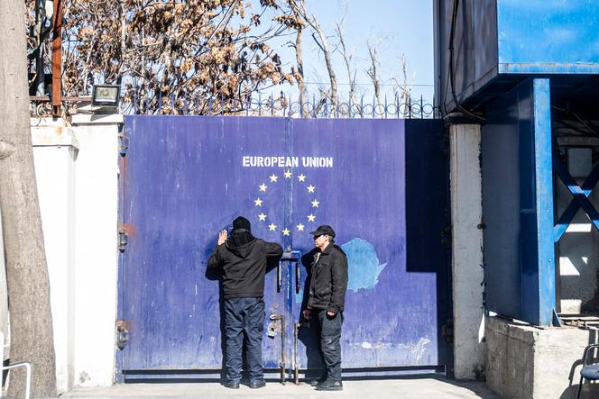 Des gardes de sécurité devant la porte d’entrée du siège de l’Union européenne, à Kaboul, le 8 février 2024. 