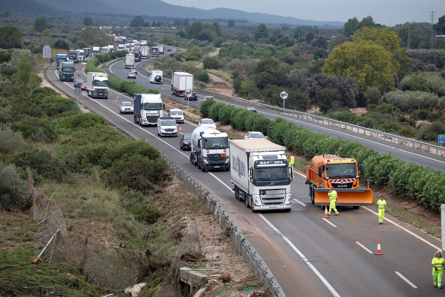 En Espagne, la gratuité de deux autoroutes s’est traduite par une explosion du trafic de poids lourds et une dégradation du réseau routier