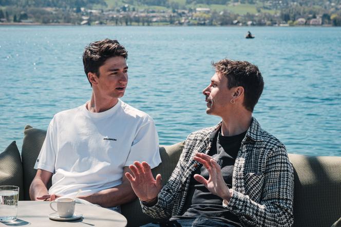 Eric Perrot (à gauche) et Charles Dubouloz, en pleine discussion sur leur pratique de la montagne, le 8 avril 2026, sur les bords du lac d’Annecy.